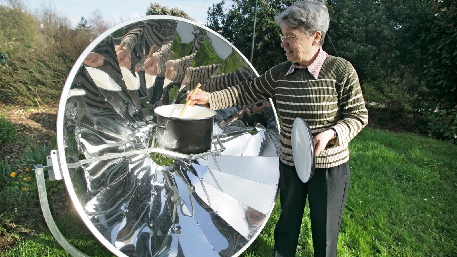 Solar Cooking for Beginners: Cooking with Free Sunlight